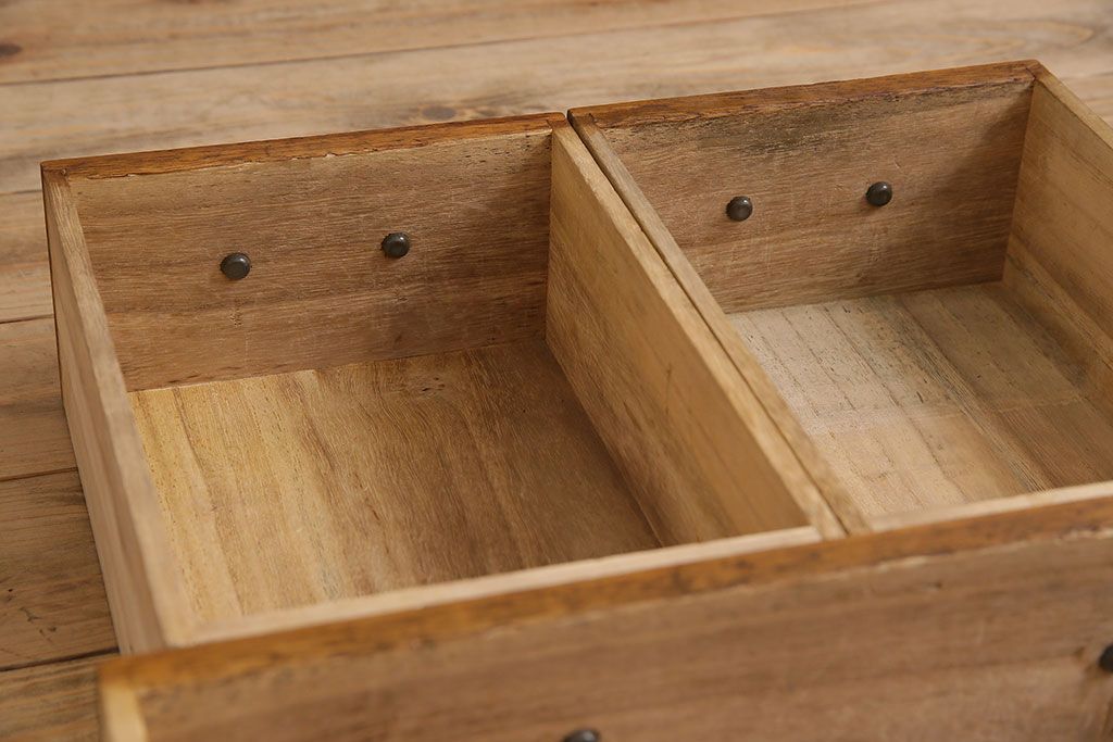 レトロ家具　昭和レトロ　古い桐材の小ぶりでシンプルなアンティーク収納棚