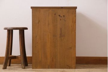 レトロ家具　昭和レトロ　古い桐材の小ぶりでシンプルなアンティーク収納棚