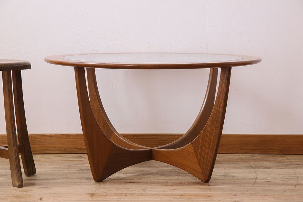 ヴィンテージ家具　G-plan(ジープラン)　北欧ビンテージ　チーク材　ガラストップラウンドテーブル(センターテーブル・コーヒーテーブル)(1)