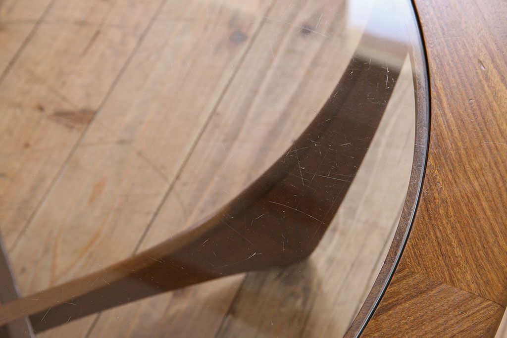 ヴィンテージ家具　G-plan(ジープラン)　北欧ビンテージ　チーク材　ガラストップラウンドテーブル(センターテーブル・コーヒーテーブル)(1)