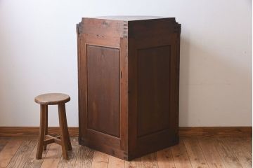アンティーク家具　オーク材　英国アンティーク　ペンタゴンコーナーキャビネット