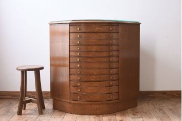ヴィンテージ家具　イギリスビンテージ　ガラストップ　コーナーキャビネット(書類ケース)