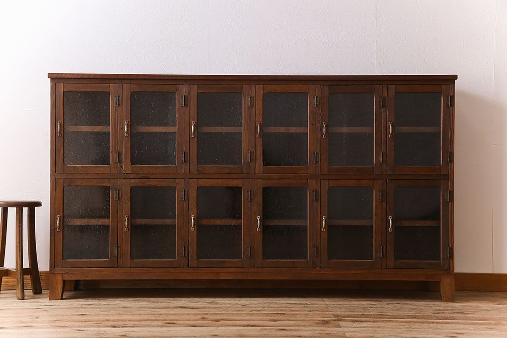 アンティーク家具　気泡ガラス入り　和製アンティークの脚付きマス目棚サイドボード(収納棚、飾り棚)