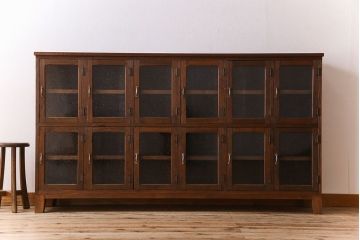 アンティーク家具　気泡ガラス入り　和製アンティークの脚付きマス目棚サイドボード(収納棚、飾り棚)