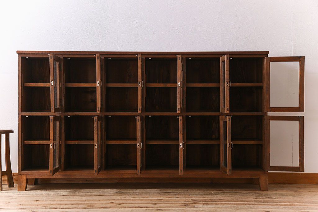 アンティーク家具　気泡ガラス入り　和製アンティークの脚付きマス目棚サイドボード(収納棚、飾り棚)