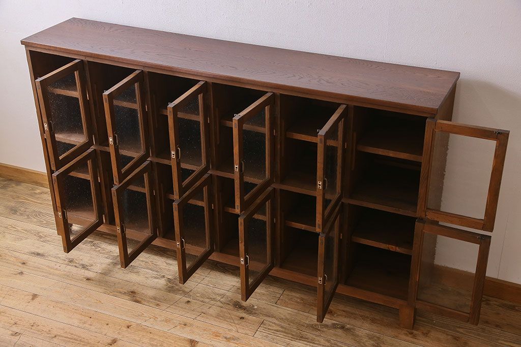 アンティーク家具　気泡ガラス入り　和製アンティークの脚付きマス目棚サイドボード(収納棚、飾り棚)