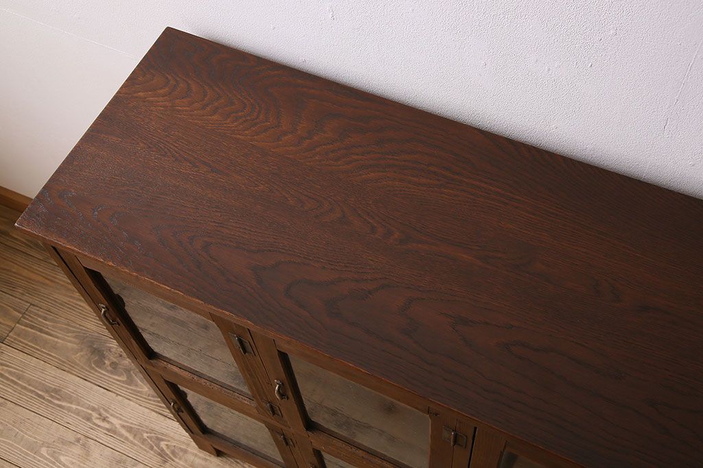 アンティーク家具　気泡ガラス入り　和製アンティークの脚付きマス目棚サイドボード(収納棚、飾り棚)