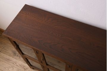 アンティーク家具　気泡ガラス入り　和製アンティークの脚付きマス目棚サイドボード(収納棚、飾り棚)