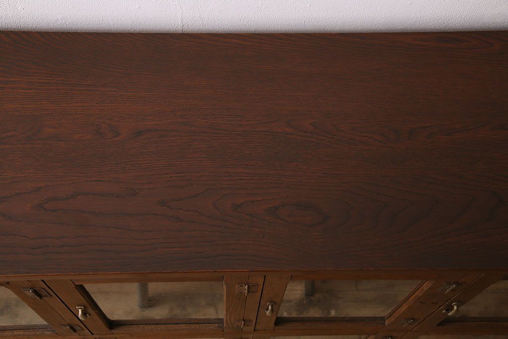 アンティーク家具　気泡ガラス入り　和製アンティークの脚付きマス目棚サイドボード(収納棚、飾り棚)