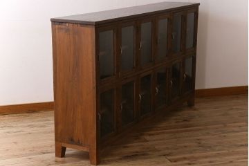 アンティーク家具　気泡ガラス入り　和製アンティークの脚付きマス目棚サイドボード(収納棚、飾り棚)