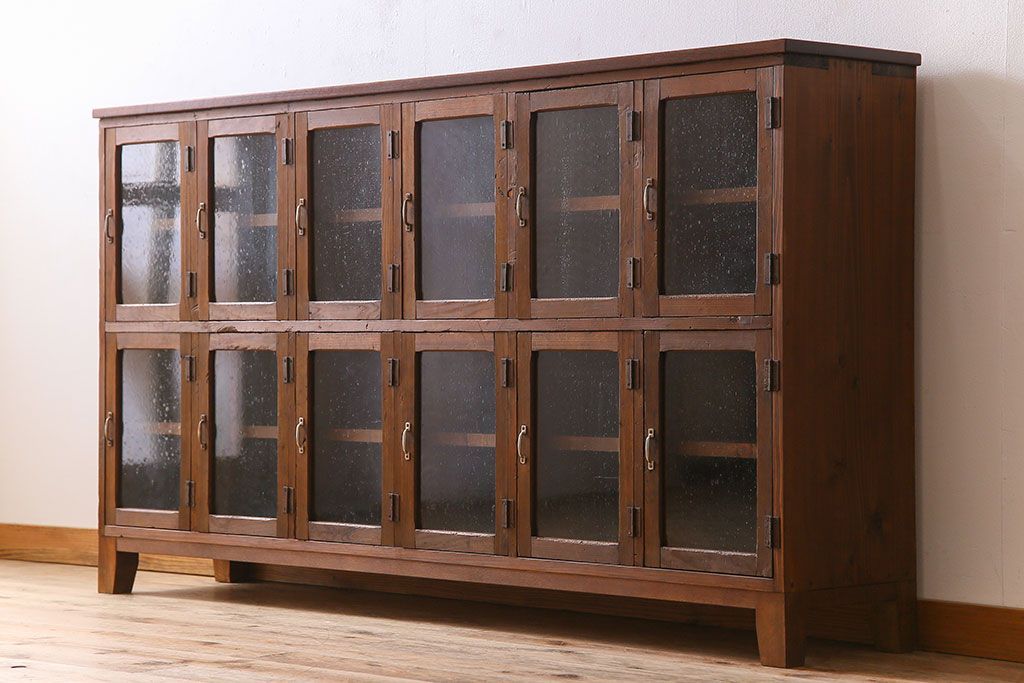 アンティーク家具　気泡ガラス入り　和製アンティークの脚付きマス目棚サイドボード(収納棚、飾り棚)