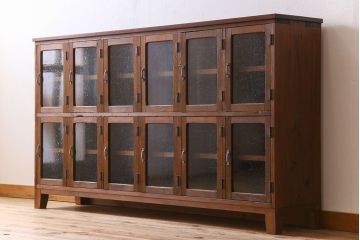 アンティーク家具　気泡ガラス入り　和製アンティークの脚付きマス目棚サイドボード(収納棚、飾り棚)