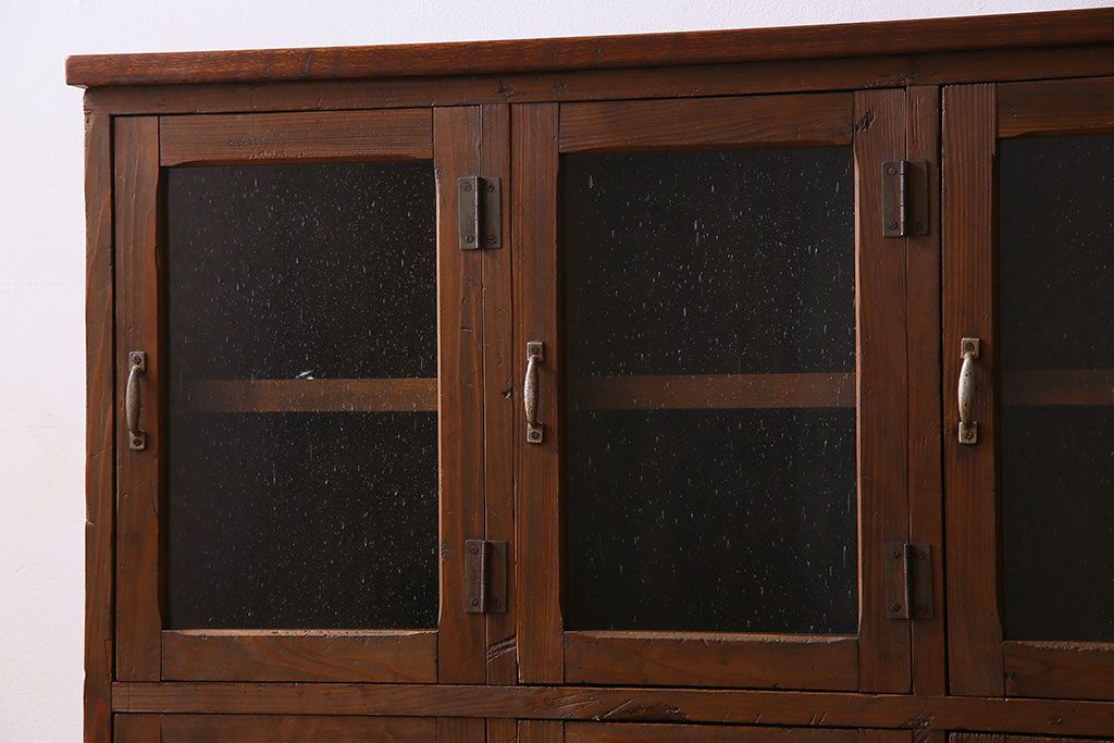 アンティーク家具　気泡ガラス入り　和製アンティークの脚付きマス目棚サイドボード(収納棚、飾り棚)