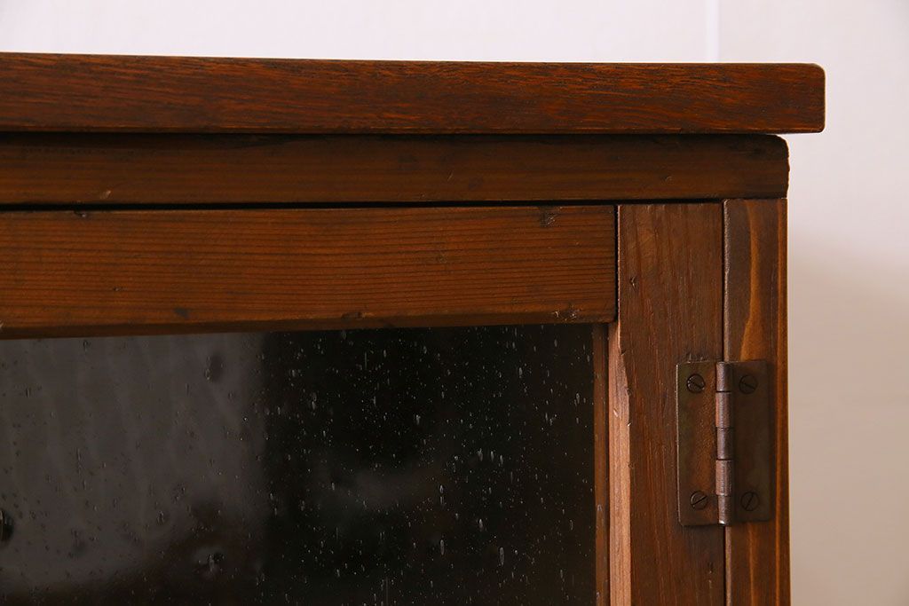 アンティーク家具　気泡ガラス入り　和製アンティークの脚付きマス目棚サイドボード(収納棚、飾り棚)