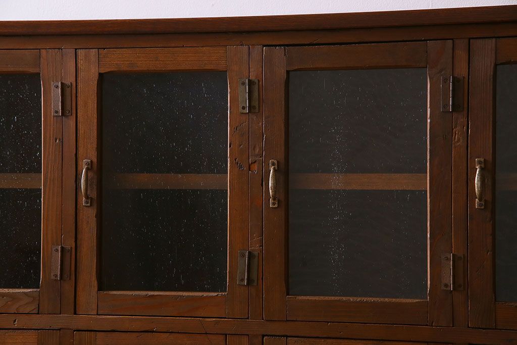 アンティーク家具　気泡ガラス入り　和製アンティークの脚付きマス目棚サイドボード(収納棚、飾り棚)