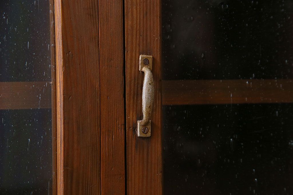 アンティーク家具　気泡ガラス入り　和製アンティークの脚付きマス目棚サイドボード(収納棚、飾り棚)