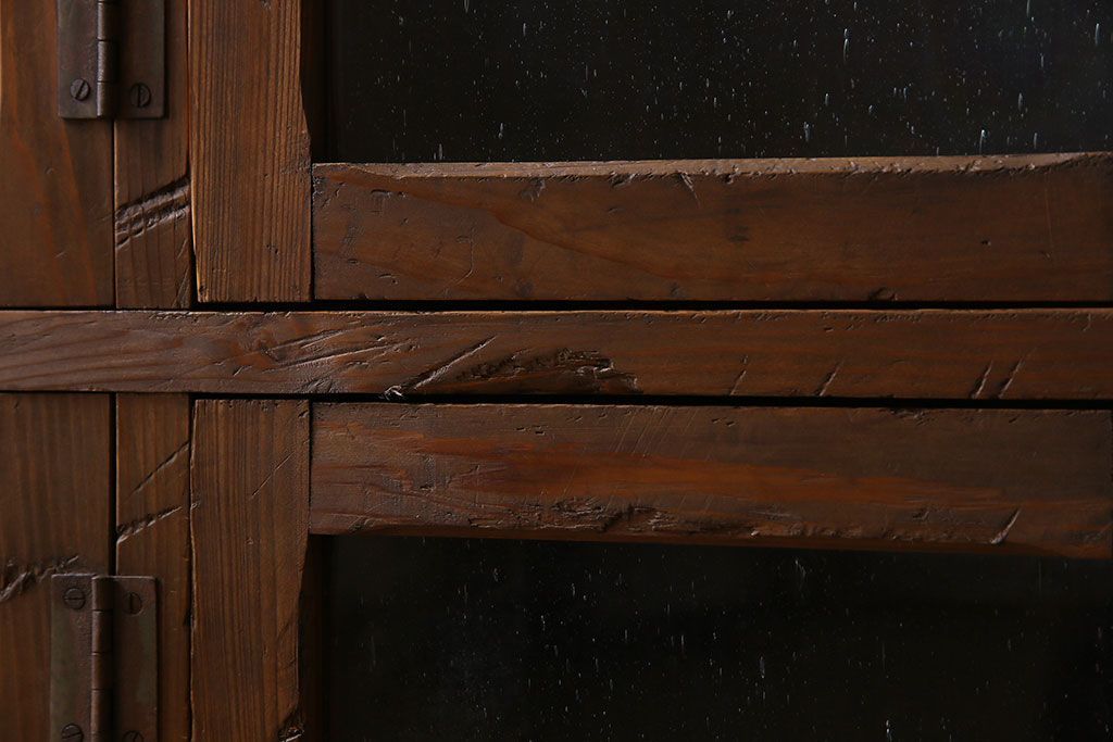 アンティーク家具　気泡ガラス入り　和製アンティークの脚付きマス目棚サイドボード(収納棚、飾り棚)