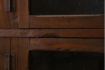 アンティーク家具　気泡ガラス入り　和製アンティークの脚付きマス目棚サイドボード(収納棚、飾り棚)