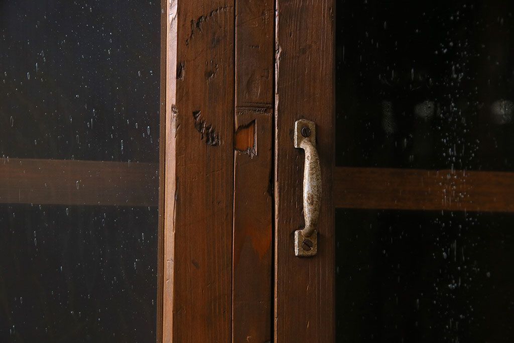 アンティーク家具　気泡ガラス入り　和製アンティークの脚付きマス目棚サイドボード(収納棚、飾り棚)