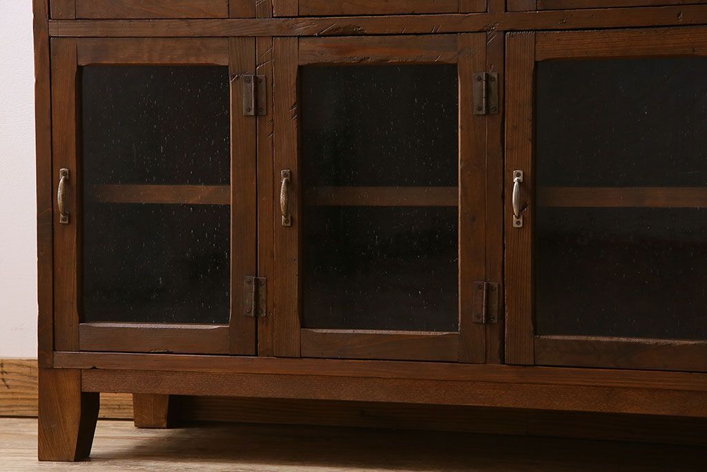 アンティーク家具　気泡ガラス入り　和製アンティークの脚付きマス目棚サイドボード(収納棚、飾り棚)