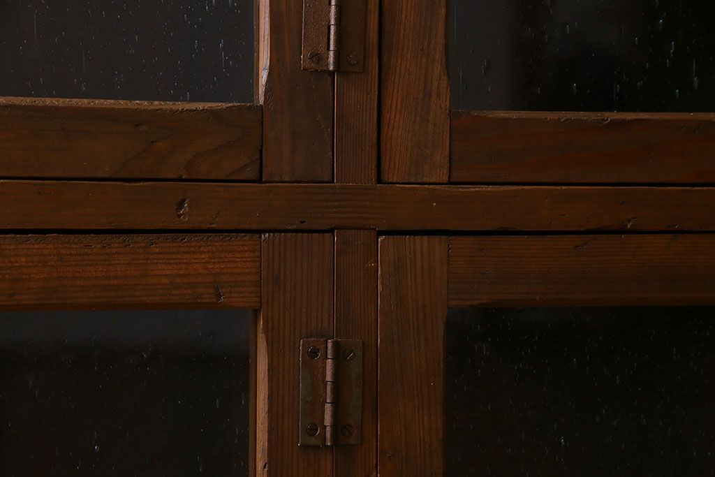 アンティーク家具　気泡ガラス入り　和製アンティークの脚付きマス目棚サイドボード(収納棚、飾り棚)