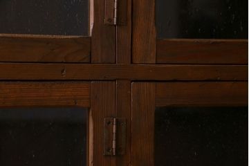 アンティーク家具　気泡ガラス入り　和製アンティークの脚付きマス目棚サイドボード(収納棚、飾り棚)