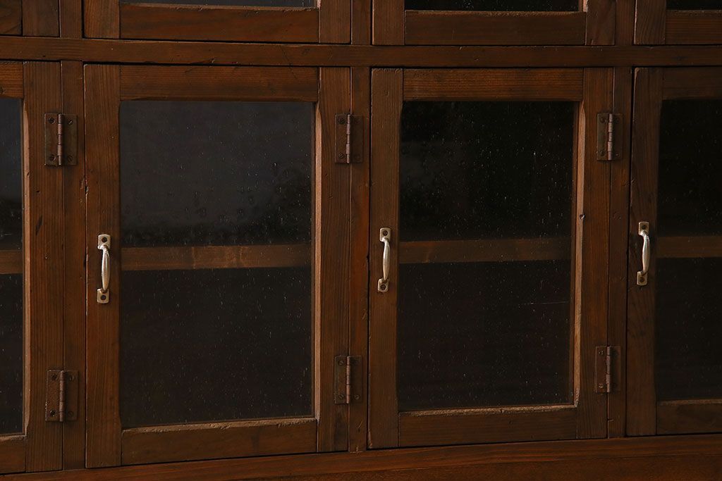 アンティーク家具　気泡ガラス入り　和製アンティークの脚付きマス目棚サイドボード(収納棚、飾り棚)