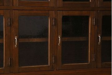 アンティーク家具　気泡ガラス入り　和製アンティークの脚付きマス目棚サイドボード(収納棚、飾り棚)