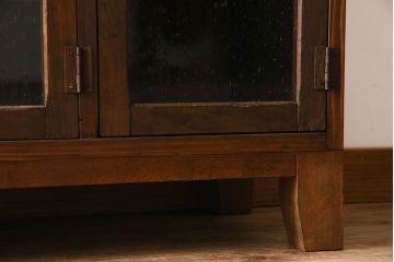 アンティーク家具　気泡ガラス入り　和製アンティークの脚付きマス目棚サイドボード(収納棚、飾り棚)