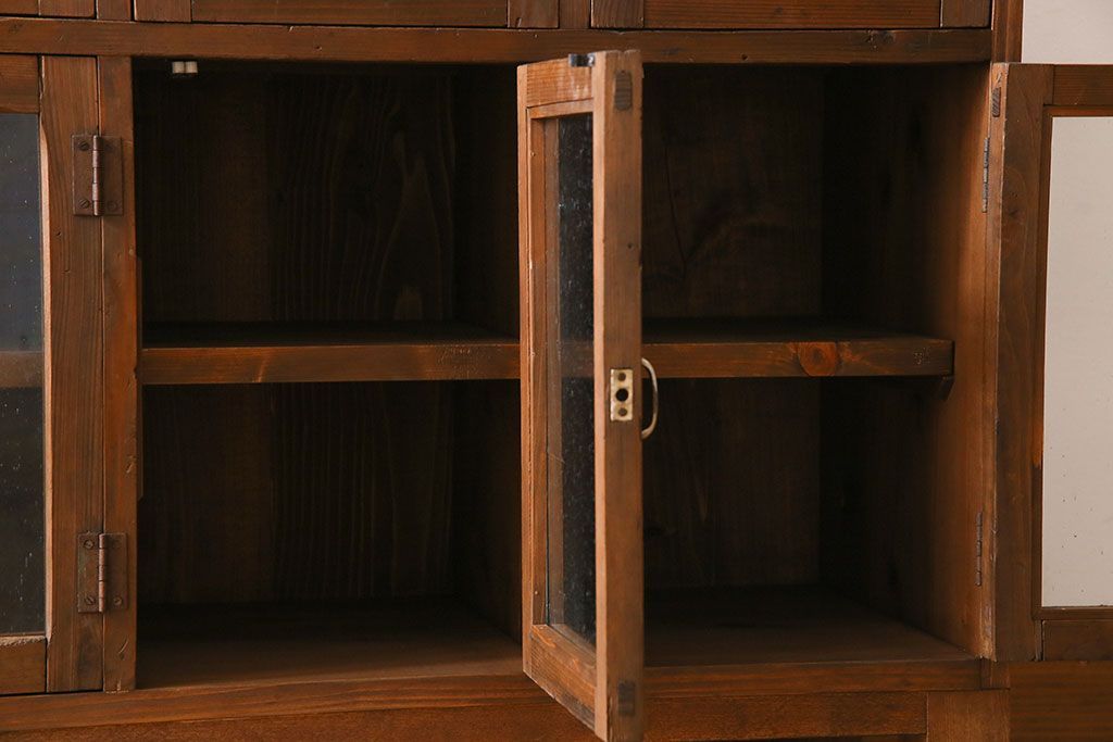 アンティーク家具　気泡ガラス入り　和製アンティークの脚付きマス目棚サイドボード(収納棚、飾り棚)