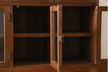 アンティーク家具　気泡ガラス入り　和製アンティークの脚付きマス目棚サイドボード(収納棚、飾り棚)