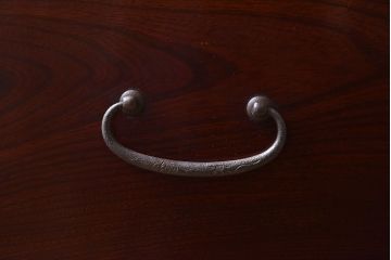 アンティーク家具　檜材天板　鉄脚付き時代箪笥ローボード　前面欅材　和製アンティーク