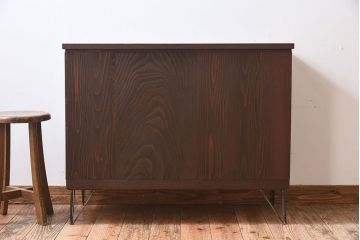 アンティーク家具　檜材天板　鉄脚付き時代箪笥ローボード　前面欅材　和製アンティーク