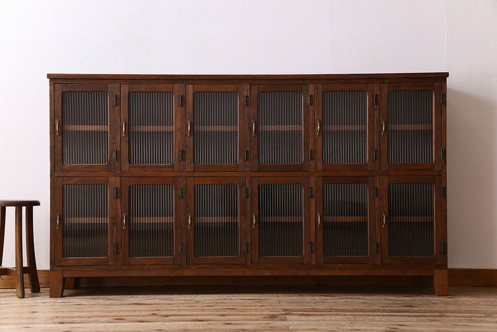 アンティーク家具　モールガラス入り　和製アンティークの脚付きマス目棚サイドボード(収納棚、飾り棚)