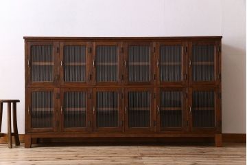 アンティーク家具　モールガラス入り　和製アンティークの脚付きマス目棚サイドボード(収納棚、飾り棚)