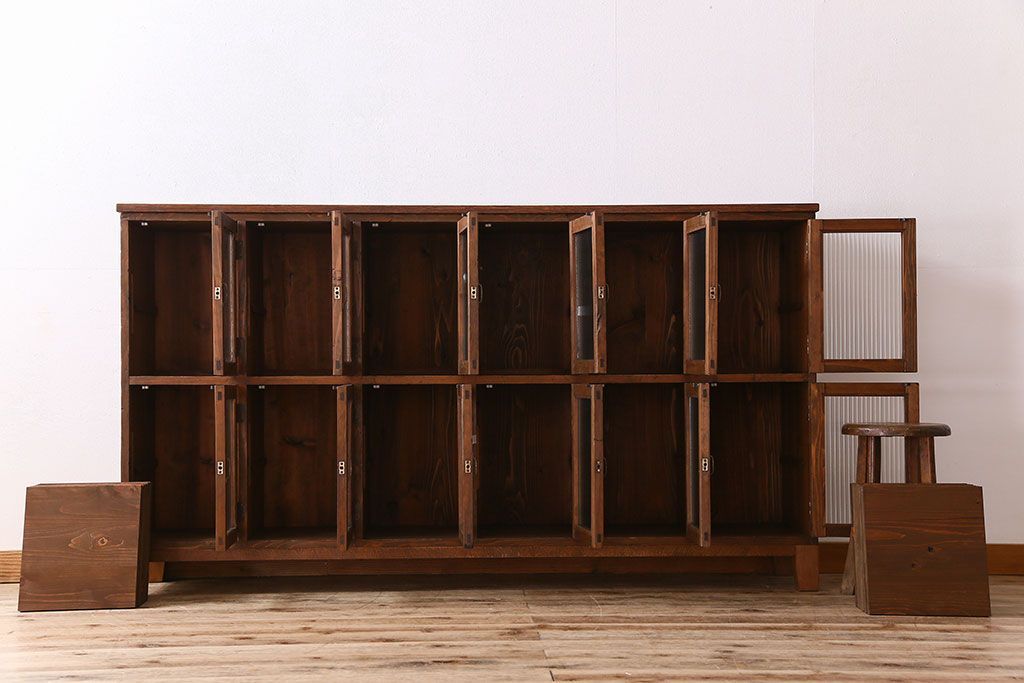 アンティーク家具　モールガラス入り　和製アンティークの脚付きマス目棚サイドボード(収納棚、飾り棚)