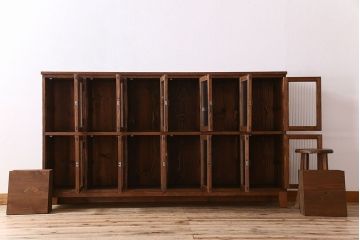 アンティーク家具　モールガラス入り　和製アンティークの脚付きマス目棚サイドボード(収納棚、飾り棚)