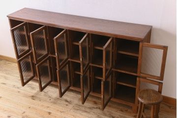 アンティーク家具　モールガラス入り　和製アンティークの脚付きマス目棚サイドボード(収納棚、飾り棚)