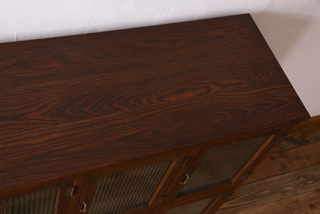 アンティーク家具　モールガラス入り　和製アンティークの脚付きマス目棚サイドボード(収納棚、飾り棚)