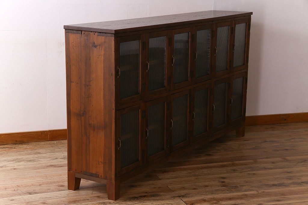 アンティーク家具　モールガラス入り　和製アンティークの脚付きマス目棚サイドボード(収納棚、飾り棚)