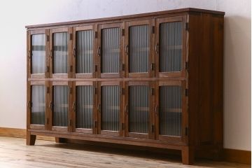 アンティーク家具　モールガラス入り　和製アンティークの脚付きマス目棚サイドボード(収納棚、飾り棚)