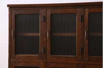 アンティーク家具　モールガラス入り　和製アンティークの脚付きマス目棚サイドボード(収納棚、飾り棚)