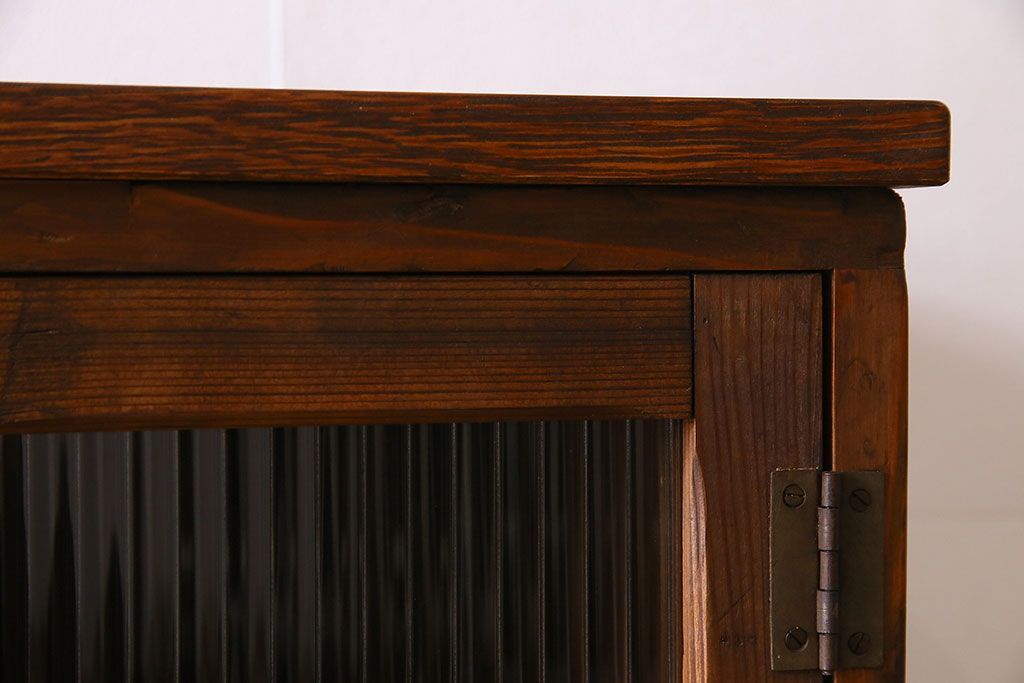 アンティーク家具　モールガラス入り　和製アンティークの脚付きマス目棚サイドボード(収納棚、飾り棚)