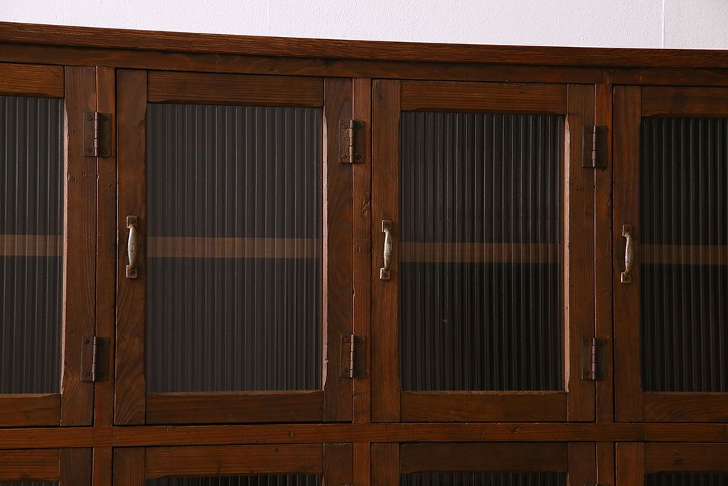 アンティーク家具　モールガラス入り　和製アンティークの脚付きマス目棚サイドボード(収納棚、飾り棚)