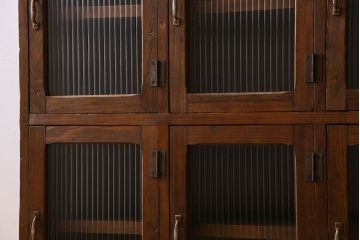 アンティーク家具　モールガラス入り　和製アンティークの脚付きマス目棚サイドボード(収納棚、飾り棚)