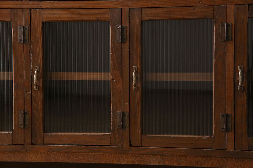 アンティーク家具　モールガラス入り　和製アンティークの脚付きマス目棚サイドボード(収納棚、飾り棚)