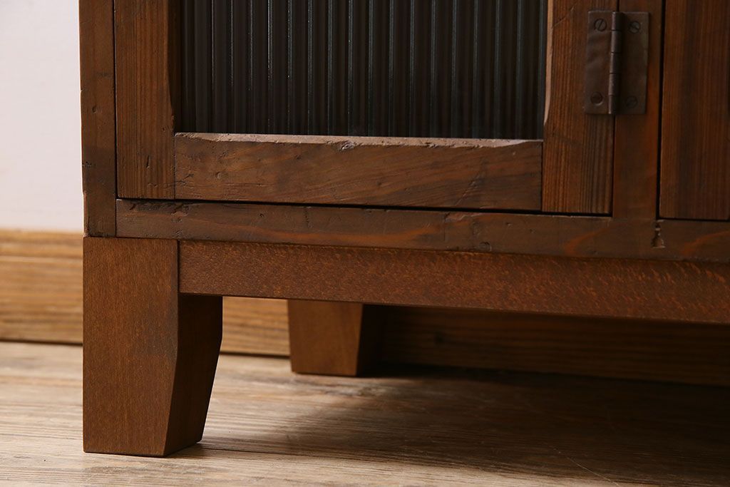 アンティーク家具　モールガラス入り　和製アンティークの脚付きマス目棚サイドボード(収納棚、飾り棚)