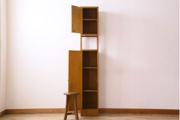 アンティーク家具　和製アンティーク　縦長のシルエットが珍しいシンプルなキャビネット(収納棚・戸棚)