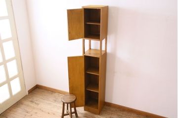 アンティーク家具　和製アンティーク　縦長のシルエットが珍しいシンプルなキャビネット(収納棚・戸棚)