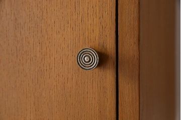 アンティーク家具　和製アンティーク　縦長のシルエットが珍しいシンプルなキャビネット(収納棚・戸棚)